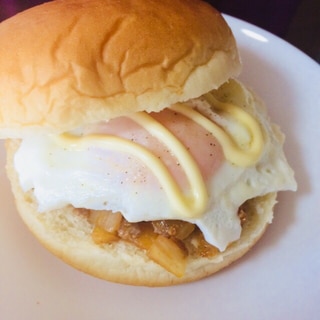 目玉焼きミートソースバーガー